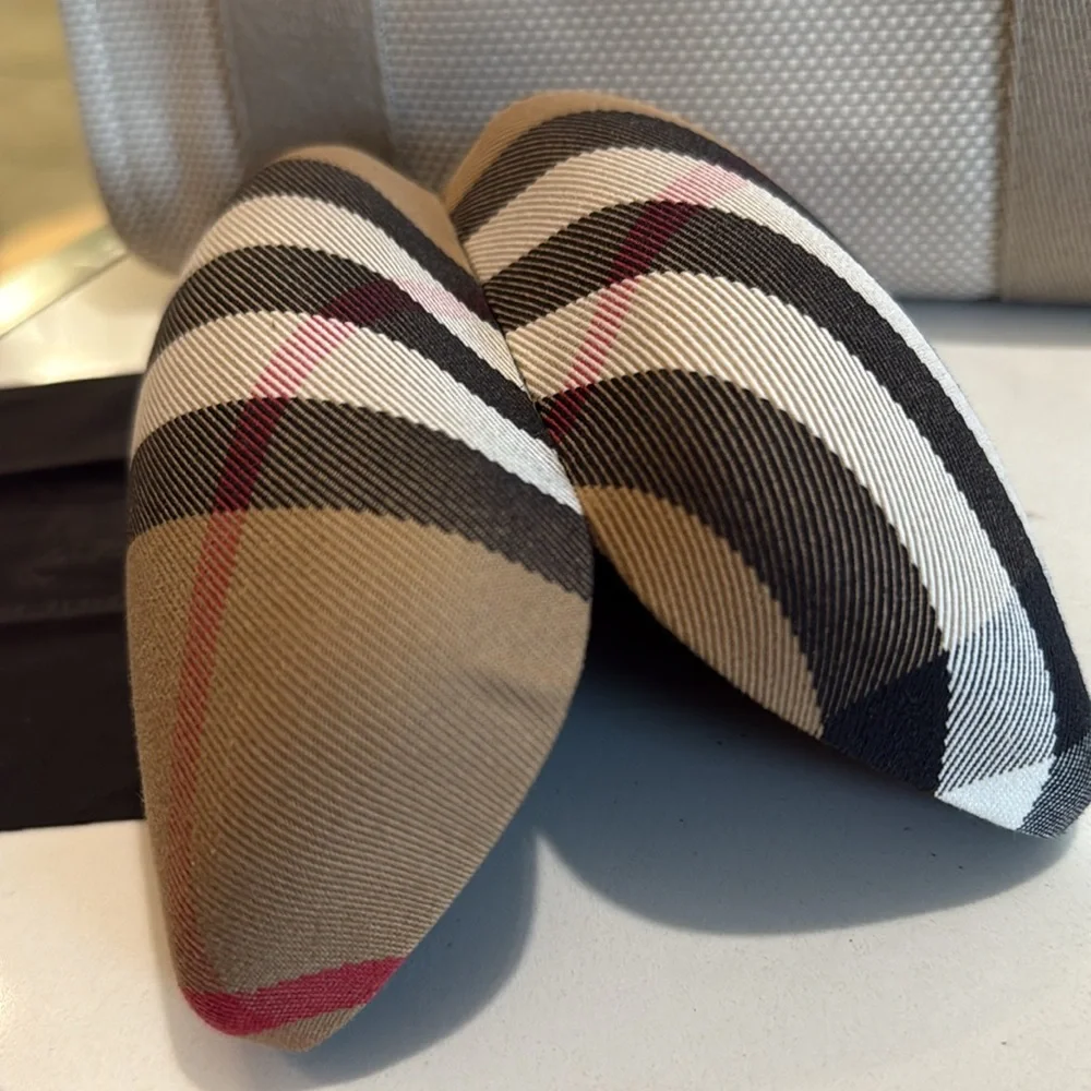 Burberry Sunglasses Case - EUC - Picture 6 of 7